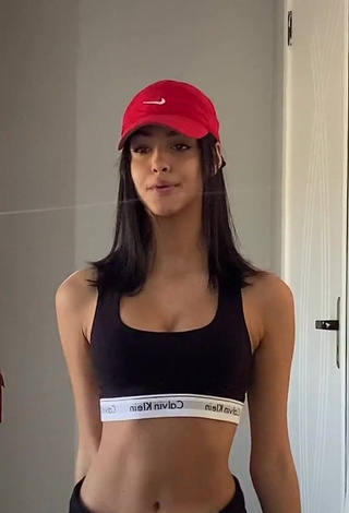 1. Cute Maria Eduarda de Matos Barbosa Shows Cleavage in Crop Top