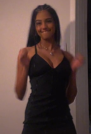 4. Sexy Maria Eduarda de Matos Barbosa Shows Cleavage in Black Dress