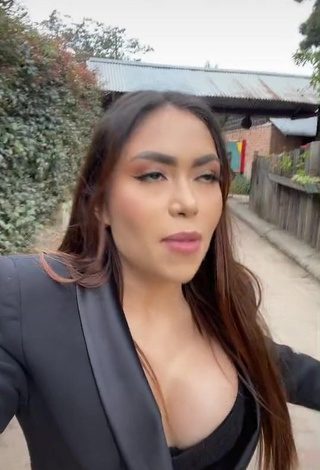 Desirable Daneidy Barrera Rojas Shows Cleavage