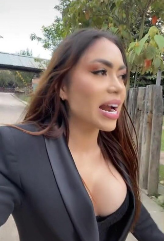 4. Desirable Daneidy Barrera Rojas Shows Cleavage