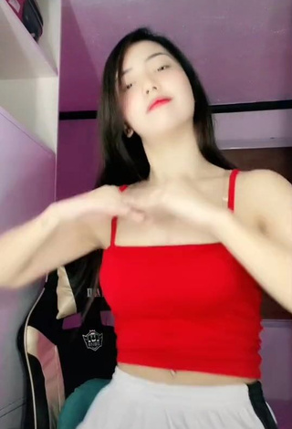 3. Hottie Eunice Andrea Shows Cleavage in Red Crop Top