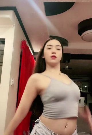 4. Hot Eunice Andrea Shows Cleavage in Grey Crop Top and Bouncing Boobs