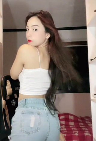 1. Amazing Eunice Andrea Shows Cleavage in Hot White Crop Top