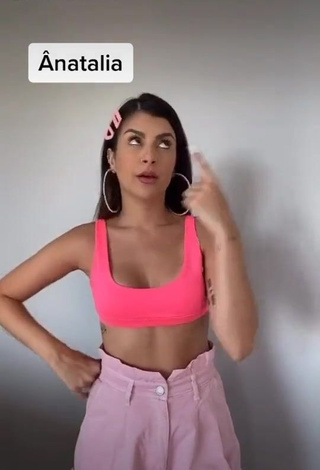 1. Hot Hellonahcardoso Shows Cleavage in Pink Crop Top