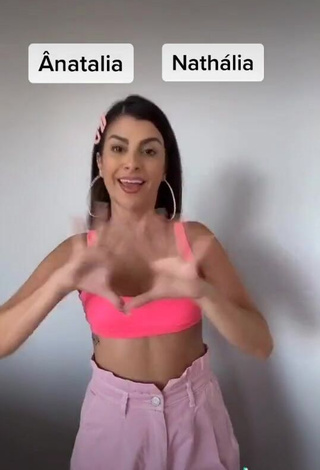 Hot Hellonahcardoso Shows Cleavage in Pink Crop Top