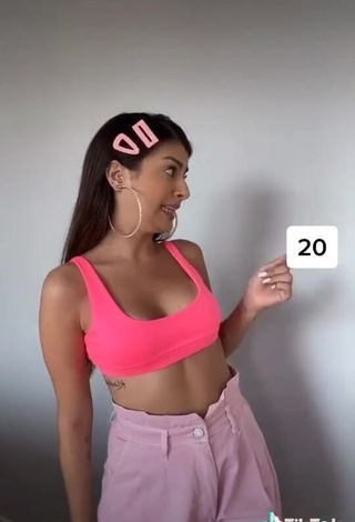 4. Hot Hellonahcardoso Shows Cleavage in Pink Crop Top