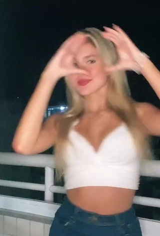 3. Hottie Sofia Furlani Shows Cleavage in White Crop Top and Bouncing Tits