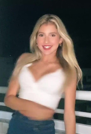 4. Hottie Sofia Furlani Shows Cleavage in White Crop Top and Bouncing Tits