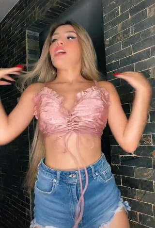 3. Sexy Iriannys Pinzon Shows Cleavage in Pink Crop Top and Bouncing Boobs