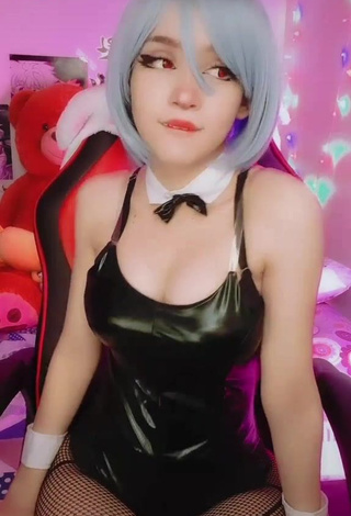 Sexy Itsmidna Shows Cleavage in Black Bodysuit