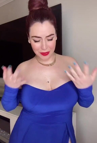 3. Sexy Jane Rocci Shows Cleavage in Blue Dress