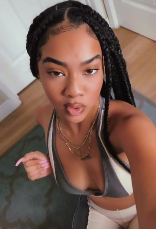 Beautiful K'lian Ariah Shows Cleavage in Sexy Crop Top