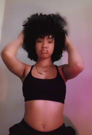 4. Sexy K'lian Ariah Shows Cleavage in Black Crop Top