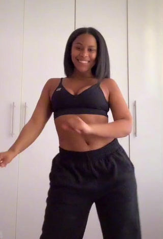 3. Sexy Lluvia Faye Shows Cleavage in Black Crop Top