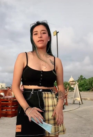 4. Hot Laura Narvaez Shows Cleavage in Black Crop Top and Bouncing Boobs