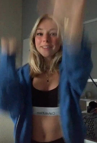 1. Hot Léane Shows Cleavage in Crop Top and Bouncing Boobs