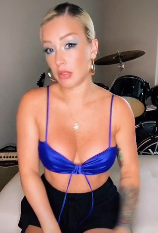 1. Desirable Leslieshawoficial Shows Cleavage in Blue Crop Top