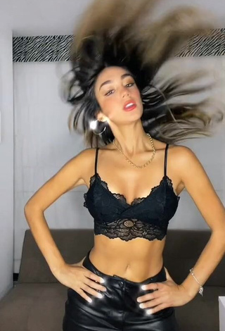 3. Sexy Luana Barron Yabar Shows Cleavage in Crop Top