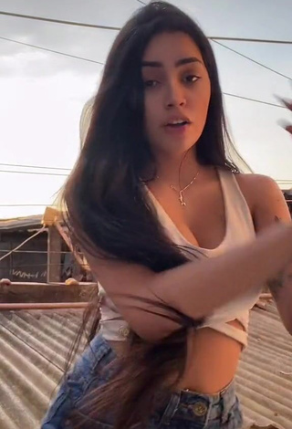 Desirable Henny Shows Cleavage in White Crop Top