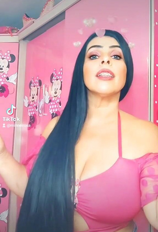 Hot Cleonice Silva Shows Cleavage in Pink Crop Top