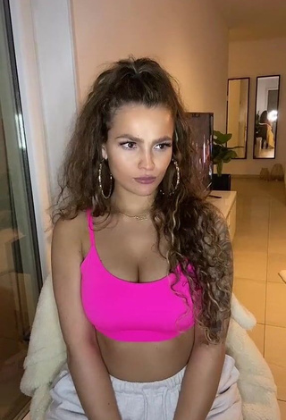 Seductive Jeje Lopes Shows Cleavage in Pink Crop Top