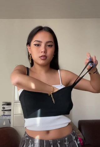 1. Sexy Mai Lee Shows Cleavage in Black Crop Top