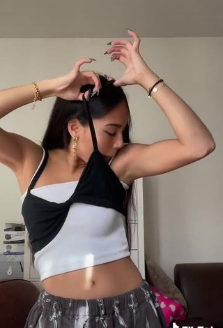 4. Sexy Mai Lee Shows Cleavage in Black Crop Top