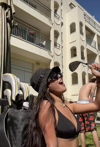 4. Sexy Mai Lee Shows Cleavage in Black Bikini Top