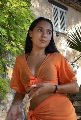 4. Hottie Mai Lee Shows Cleavage in Orange Crop Top and Bouncing Boobs