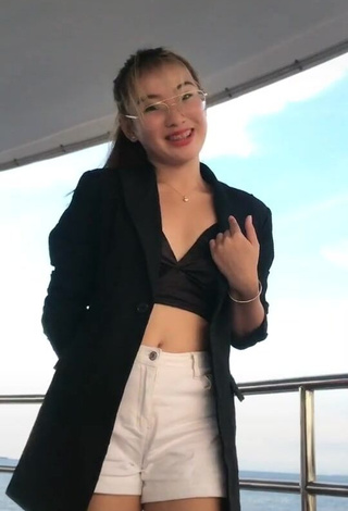 Hot Ms.owsheee Shows Cleavage in Black Crop Top