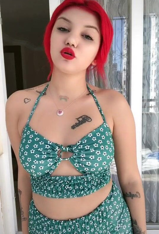 3. Sexy Nazlibuyukyaldiz Shows Cleavage in Floral Crop Top