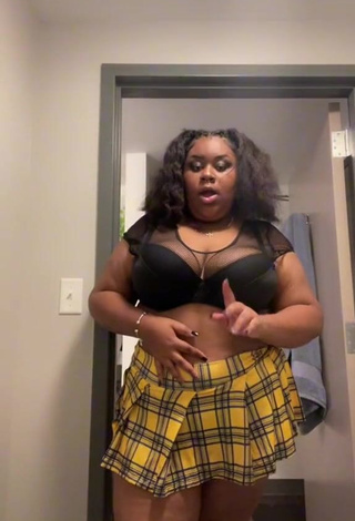 Hot Rykky Dorsey Shows Cleavage in Black Crop Top