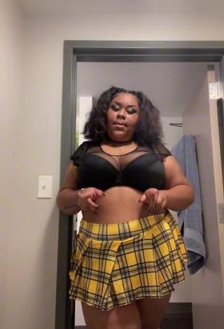 4. Hot Rykky Dorsey Shows Cleavage in Black Crop Top