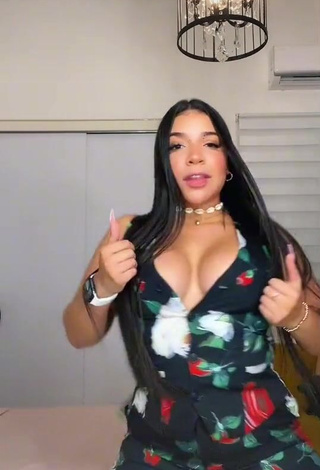 Sexy Stephyy Shows Cleavage and Bouncing Breasts