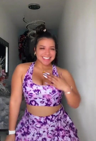 Hot Stephyy Shows Cleavage in Floral Crop Top