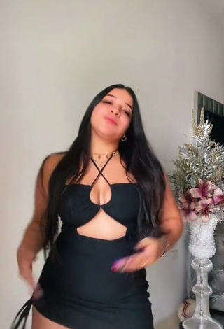 Hot Stephyy Shows Cleavage in Black Dress