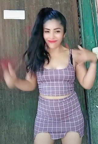 1. Hot Tania Dulce Shows Cleavage in Checkered Crop Top