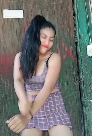 3. Hot Tania Dulce Shows Cleavage in Checkered Crop Top