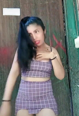 4. Hot Tania Dulce Shows Cleavage in Checkered Crop Top