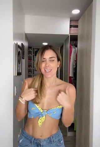 4. Beautiful Verónica Montes Shows Cleavage in Sexy Crop Top