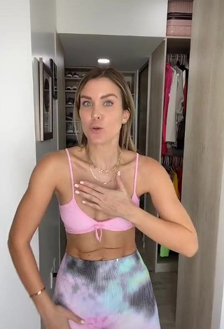 3. Hottest Verónica Montes Shows Cleavage in Pink Crop Top