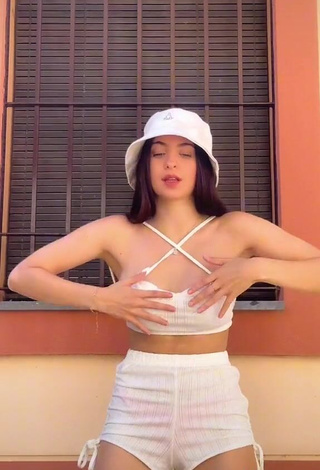 3. Sexy aandreitamartinez Shows Cleavage in White Crop Top