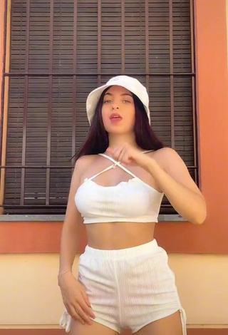 4. Sexy aandreitamartinez Shows Cleavage in White Crop Top