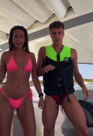 3. Beautiful Alba López Shows Cleavage in Sexy Pink Bikini