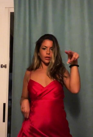 3. Hot Alba López Shows Cleavage in Red Dress