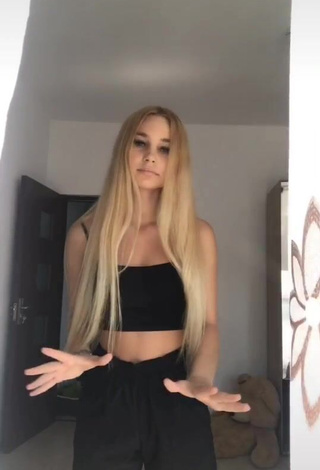 1. Fine Alexa Shows Cleavage in Sweet Black Crop Top