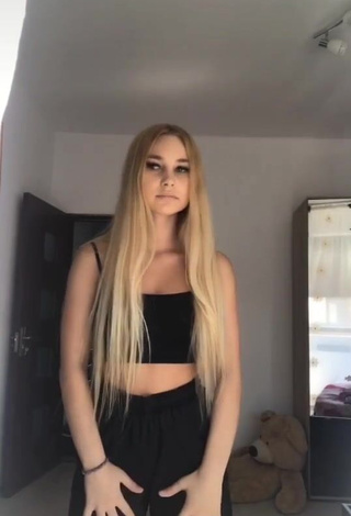 4. Fine Alexa Shows Cleavage in Sweet Black Crop Top