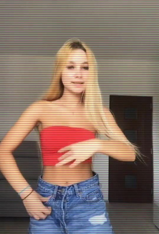 Desirable Alexa Shows Cleavage in Red Tube Top