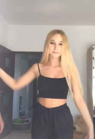 Hottie Alexa Shows Cleavage in Black Crop Top