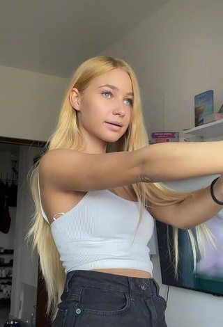 Erotic Alexa Shows Cleavage in White Crop Top